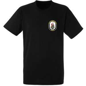 Badge DDG-51 USS Arleigh Burke T-shirt à manches courtes noir imprimé sur la poitrine gauche
