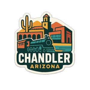 Könnte beinhalten: Ein Aufkleber mit einer stilisierten Illustration von Chandler, Arizona. Das Design zeigt einen Zug, einen Kaktus und Gebäude in Orange-, Türkis- und Brauntönen. Der Text "CHANDLER ARIZONA" ist deutlich sichtbar.