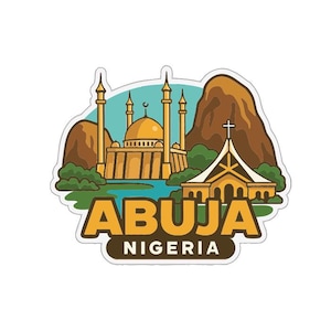 Może przedstawiać: Naklejka przedstawiająca Abudżę w Nigerii, z ilustracjami meczetu, kościoła i góry. Tekst "ABUJA NIGERIA" jest pogrubiony, żółty z brązową obwódką. Tło jest białe.