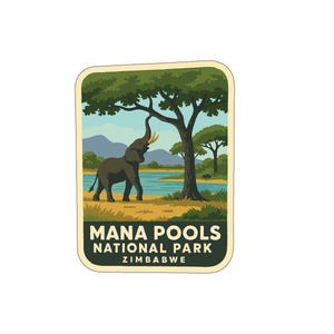 Könnte beinhalten: Ein rechteckiger Aufkleber mit einer Illustration des Mana Pools Nationalparks in Simbabwe. Ein Elefant greift nach einem Ast in der Nähe eines Sees. Der Name und der Standort des Parks sind unten aufgedruckt.