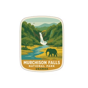 Könnte beinhalten: Ein rechteckiger Aufkleber mit einer Landschaft des Murchison Falls Nationalparks in Uganda. Das Design zeigt einen Wasserfall, einen Fluss, grüne Hügel, Bäume und eine Elefanten-Silhouette. Der Text "Murchison Falls National Park Uganda" befindet sich unten.