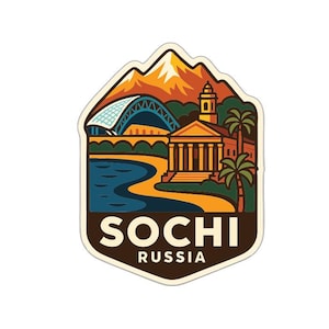 Op de afbeelding: Een sticker met een gestileerde illustratie van Sotsji, Rusland. Het ontwerp bevat een bergketen, een brug, een gebouw met zuilen en de tekst "SOCHI RUSLAND" in bruine en witte tinten.