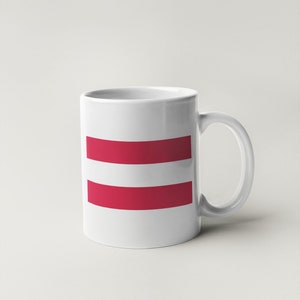 K&ouml;nnte beinhalten: Wei&szlig;e Keramiktasse mit zwei horizontalen roten Streifen.