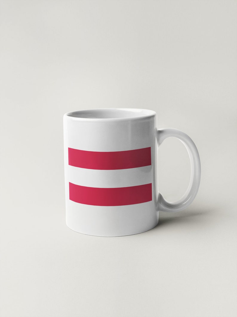 K&ouml;nnte beinhalten: Wei&szlig;e Keramiktasse mit zwei horizontalen roten Streifen.