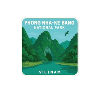 Puede incluir: Una pegatina cuadrada con una ilustración escénica del Parque Nacional Phong Nha-Ke Bang en Vietnam. El diseño incluye montañas verdes, un río y un pájaro, con el nombre del parque y el texto "Vietnam".