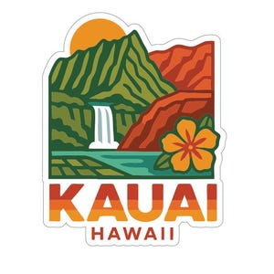Può includere: Un adesivo con un'illustrazione di Kauai, Hawaii. Il design include una cascata, montagne e un fiore, con la parola "KAUAI" in arancione e rosso, e "HAWAII" sotto. Un sole arancione è sullo sfondo.