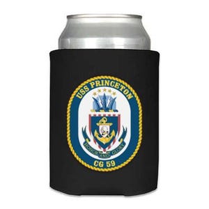 Könnte beinhalten: Schwarze Getränkedose-Kühltasche mit einem goldenen und blauen Emblem, auf dem "USS PRINCETON HONOR AND GLORY CG 59" steht.