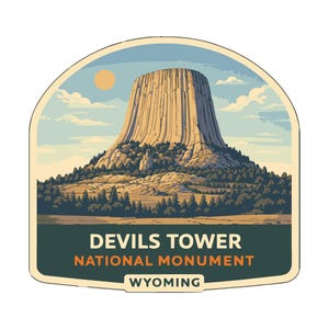 Könnte beinhalten: Stilisierte Illustration des Devils Tower National Monument in Wyoming. Das Bild zeigt den Turm in Beige- und Brauntönen vor einem blauen Himmel mit gelber Sonne und weißen Wolken. Der Text "DEVILS TOWER NATIONAL MONUMENT WYOMING" steht unten.