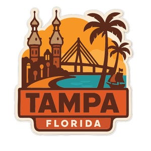 Può includere: Un adesivo con un'illustrazione stilizzata di Tampa, Florida. Il design include un ponte, palme, una barca a vela e il testo "TAMPA FLORIDA" in arancione acceso su sfondo bianco.