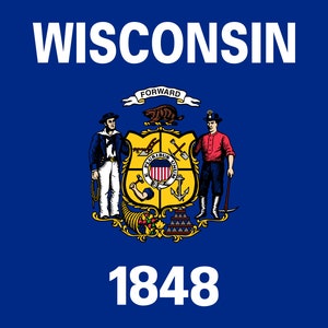 Op de afbeelding: De vlag van de staat Wisconsin heeft een blauwe achtergrond met een witte inscriptie "WISCONSIN" bovenaan. In het midden van de vlag staat het staatszegel, dat een schild bevat met een das, een hoorn des overvloeds, een ploeg en een anker. Het zegel is omgeven door een krans van bloemen en de woorden "FORWARD" en "1848".