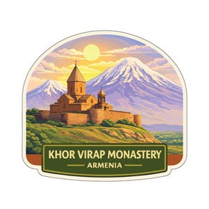 Puede incluir: Una pegatina con el Monasterio de Khor Virap en Armenia. La imagen muestra una ilustración detallada del monasterio en una colina, con montañas nevadas y un sol poniente en el fondo. El texto "Khor Virap Monastery Armenia" se muestra en la parte inferior.