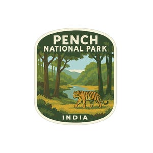 Puede incluir: Una pegatina con una ilustración del Parque Nacional Pench en India. El diseño muestra un tigre caminando por un bosque con un río, árboles y el nombre del parque. Forma ovalada.
