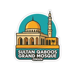 Pode incluir: Um autocolante com a Grande Mesquita do Sultão Qaboos em Omã. A mesquita tem uma cúpula dourada, paredes bege e um alto minarete. O texto "Sultan Qaboos Grand Mosque Oman" é exibido na parte inferior, sobre um fundo turquesa.