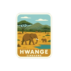 Könnte beinhalten: Ein rechteckiger Aufkleber mit einer Savannenlandschaft mit Elefanten, Bäumen und Bergen unter blauem Himmel. Der Aufkleber trägt den Text "HWANGE ZIMBABWE" in fetter Schrift.