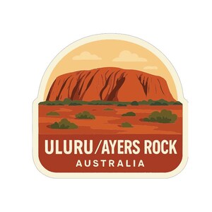 Può includere: Un adesivo con Uluru/Ayers Rock in Australia. Il design presenta un'illustrazione stilizzata della famosa formazione rocciosa rossa, arbusti verdi e il testo "ULURU/AYERS ROCK AUSTRALIA" in bianco su sfondo marrone.