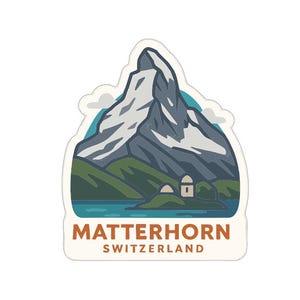 Può includere: Un adesivo raffigurante il Cervino in Svizzera. Il design include una montagna innevata, colline verdi, un lago e il testo "Matterhorn Switzerland" in marrone.