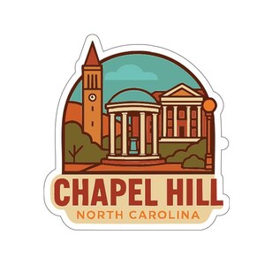 Może przedstawiać: Naklejka z wystylizowaną ilustracją Chapel Hill w Północnej Karolinie. Projekt zawiera wieżę zegarową, budynek z kolumnami oraz tekst "Chapel Hill North Carolina" pogrubioną czcionką. Paleta kolorów obejmuje odcienie brązu, pomarańczy, turkusu i bieli.