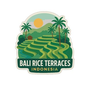 Può includere: Un adesivo con un'illustrazione delle risaie di Bali in Indonesia. Il design include risaie verdi, palme, un sole e il testo "BALI RICE TERRACES INDONESIA" in uno striscione verde scuro.