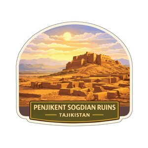 Può includere: Un adesivo con le rovine sogdiane di Penjikent in Tagikistan. L'immagine raffigura antiche rovine sotto un cielo al tramonto con un sole splendente. Il testo "Penjikent Sogdian Ruins - Tajikistan" è visualizzato su uno striscione verde scuro.