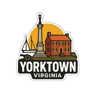 Op de afbeelding: Een sticker met een gestileerde illustratie van Yorktown, Virginia. Het ontwerp omvat een hoog monument, een rood bakstenen huis, een zeilboot en een kanon, tegen een gele zon. De tekst "YORKTOWN VIRGINIA" is prominent aanwezig.