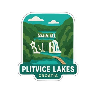 Könnte beinhalten: Ein Aufkleber mit einer Illustration der Plitvicer Seen in Kroatien. Das Design zeigt Wasserfälle, üppige grüne Bäume und einen türkisfarbenen See unter blauem Himmel mit weißen Wolken. Der Text "PLITVICE LAKES CROATIA" ist unten zu sehen.