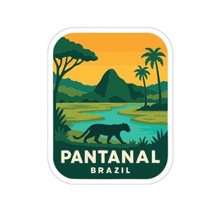 Peut inclure: Un autocollant représentant le Pantanal brésilien. Il met en scène un jaguar, des palmiers et une rivière, avec un ciel de coucher de soleil. Le texte "PANTANAL BRAZIL" est affiché en bas, évoquant le voyage.