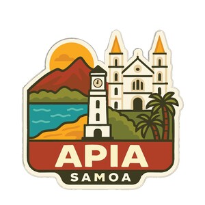 Op de afbeelding: Een sticker met een landschapsillustratie van Apia, Samoa. Het toont een berg, zee, strand, klokkentoren, kerk en palmbomen. De tekst "APIA SAMOA" is prominent aanwezig.