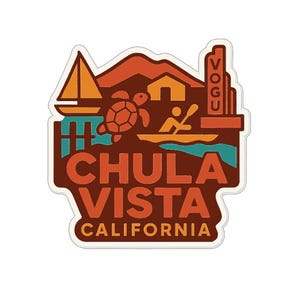 Può includere: Un adesivo con un'illustrazione colorata di Chula Vista, California. Il design include una barca a vela, una tartaruga marina, un canoista e il testo "CHULA VISTA CALIFORNIA" in un font stilizzato, con una montagna e un edificio sullo sfondo.