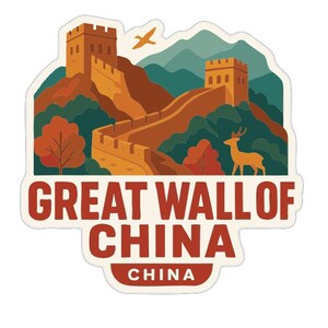 Pode incluir: Um autocolante com a Grande Muralha da China. O design inclui a muralha, torres de vigia, montanhas, árvores e um veado. O texto "GREAT WALL OF CHINA" e "CHINA" está em negrito vermelho.