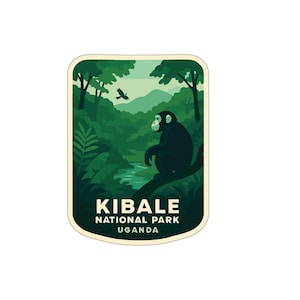 Könnte beinhalten: Ein rechteckiger Aufkleber mit einer grün-weißen Illustration des Kibale-Nationalparks in Uganda. Das Bild zeigt einen Schimpansen, der auf einem Ast sitzt, mit üppigem grünem Laub und einem Fluss. Der Text "Kibale National Park Uganda" wird angezeigt.