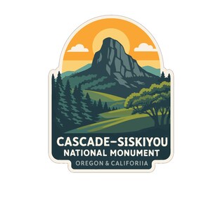Könnte beinhalten: Ein Aufkleber mit einer Berglandschaft, einer gelben Sonne, dunkelgrünen Kiefern und einer Wiese. Der Text lautet CASCADE-SISKIYOU NATIONAL MONUMENT OREGON & CALIFORIIA in weißen Großbuchstaben auf einem dunkelblauen Hintergrund.