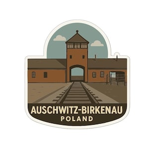 Könnte beinhalten: Auschwitz-Birkenau Polen Aufkleber. Der Aufkleber zeigt ein braunes Backsteingebäude mit einem zentralen Turm und einem bogenförmigen Eingang. Der Text "AUSCHWITZ-BIRKENAU POLEN" ist unten auf einem Himmelshintergrund zu sehen.