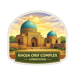 Può includere: Un adesivo raffigurante il complesso Khoja Orif in Uzbekistan. L'illustrazione mostra due edifici con cupole turchesi, sullo sfondo di un tramonto. Il testo "KHOJA ORIF COMPLEX - UZBEKISTAN" è visualizzato su uno striscione verde.