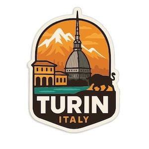 Può includere: Un adesivo con un'illustrazione stilizzata di Torino, Italia. Il design include la Mole Antonelliana, montagne e una silhouette di toro, su uno sfondo arancione e blu. La parola "TURIN" è ben visibile.