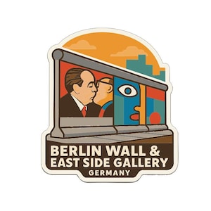 Op de afbeelding: Een sticker met een cartoon van de Berlijnse Muur en de East Side Gallery in Duitsland. Het ontwerp toont twee kussende figuren, een kleurrijk gezicht en de tekst "BERLIN WALL & EAST SIDE GALLERY GERMANY".