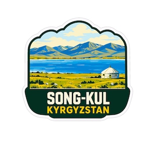 Può includere: Un adesivo fustellato con un'illustrazione paesaggistica di Song-Kul, Kirghizistan. La scena raffigura un lago blu, pianure erbose verdi, una yurta bianca e montagne in lontananza sotto un cielo nuvoloso. Il testo SONG-KUL KYRGYZSTAN è stampato sotto.