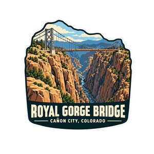 Puede incluir: Una pegatina con una ilustración detallada del puente Royal Gorge Bridge en Cañon City, Colorado. El diseño muestra un puente colgante sobre un cañón profundo con acantilados rocosos, árboles verdes y un río, con el texto Royal Gorge Bridge.