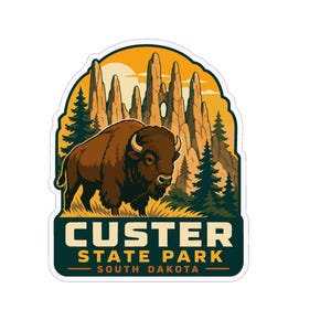 Peut inclure: Un autocollant découpé représentant un bison brun debout dans un champ herbeux avec des flèches rocheuses et des pins en arrière-plan sous un ciel jaune. Le texte CUSTER STATE PARK SOUTH DAKOTA est imprimé en blanc et jaune sur une base vert foncé.
