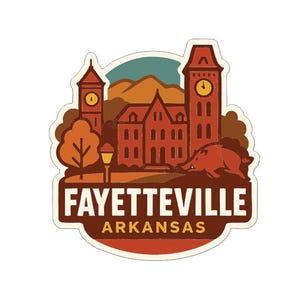 Puede incluir: Una pegatina con una ilustración estilizada de Fayetteville, Arkansas. El diseño incluye un edificio con torres de reloj, un jabalí y el texto "FAYETTEVILLE ARKANSAS" en un esquema de color marrón y blanco.