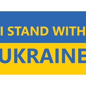 Puede incluir: Una bandera azul y amarilla con el texto "I Stand With Ukraine" en letras amarillas en la sección azul y "UKRAINE" en letras azules en la sección amarilla.