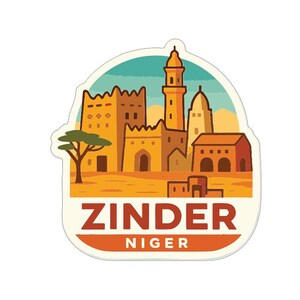 Op de afbeelding: Een sticker met een gestileerde illustratie van de stad Zinder, Niger. Het ontwerp toont gebouwen, een boom en de tekst "ZINDER NIGER" in een vetgedrukte letter. Het kleurenpalet omvat tinten oranje, bruin en blauwgroen.