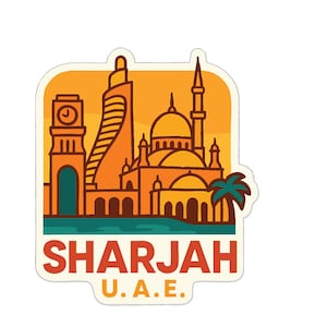 Op de afbeelding: Een sticker met een gestileerde illustratie van Sharjah, V.A.E. Het ontwerp bevat een klokkentoren, een moderne wolkenkrabber en een moskee, allemaal in oranje en gele tinten. Het woord "SHARJAH" is in het rood geschreven, met "U.A.E." eronder.