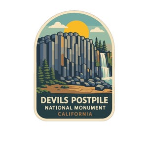 Könnte beinhalten: Ein farbenfroher Aufkleber mit einer Landschaftsillustration des Devils Postpile National Monument in Kalifornien. Das Design umfasst einen Wasserfall, hohe Felsformationen, Kiefern und eine gelbe Sonne. Der Text "Devils Postpile National Monument California" steht unten.
