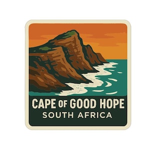 Puede incluir: Una pegatina cuadrada con una ilustración del Cabo de Buena Esperanza en Sudáfrica. El diseño incluye una cordillera, el océano y el texto "CAPE OF GOOD HOPE SOUTH AFRICA" en blanco. Estilo vintage.