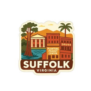 Könnte beinhalten: Ein Aufkleber mit einer stilisierten Illustration von Suffolk, Virginia. Das Design umfasst Gebäude, einen Baum und den Text "Suffolk Virginia" in einem braunen Banner. Der Aufkleber enthält auch den Text "Planters Peanut Center" und "Drugs".