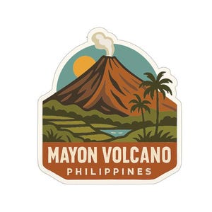Può includere: Un adesivo con un'illustrazione stilizzata del vulcano Mayon nelle Filippine. Il design include un vulcano marrone con fumo, un sole giallo, palme e il testo "MAYON VOLCANO PHILIPPINES" in marrone e bianco.