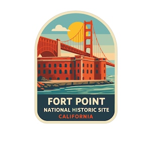 Könnte beinhalten: Ein Aufkleber im Vintage-Stil mit dem Fort Point National Historic Site in Kalifornien. Das Bild zeigt die Golden Gate Bridge und ein Backsteingebäude mit dem Text "FORT POINT NATIONAL HISTORIC SITE CALIFORNIA". Das Design umfasst einen blauen Himmel und Wasser.