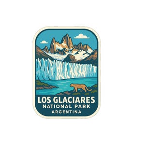 Può includere: Una toppa rettangolare con un'illustrazione del Parco Nazionale Los Glaciares in Argentina. Il design include montagne, una cascata, un lago e un giaguaro. Il testo "LOS GLACIARES NATIONAL PARK ARGENTINA" è presente.