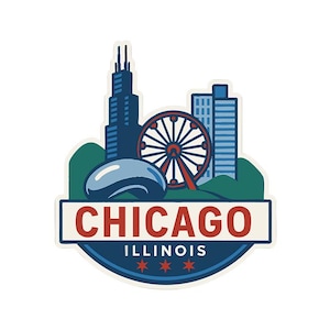 Può includere: Un adesivo con un design dello skyline di Chicago. Il design include la Willis Tower, una ruota panoramica e la scultura Cloud Gate. La parola "CHICAGO" è visualizzata in rosso, con "ILLINOIS" sotto.