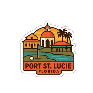 Könnte beinhalten: Ein farbenfroher Aufkleber mit einer Golfplatzszene mit einem Gebäude, Palmen und dem Text "PORT ST. LUCIE FLORIDA". Das Design umfasst einen Golfball, eine Fahne und einen Sonnenuntergang.